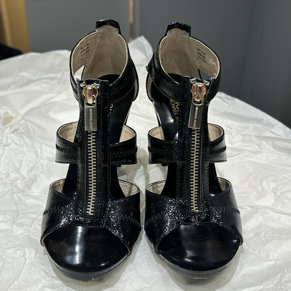 Michael Kors Berkley T Strap Sandals in Size 6 - Picture 3 of 7